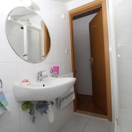 Apartment Near Main Beach