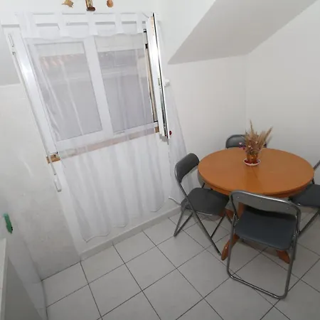Apartment Near Main Beach *