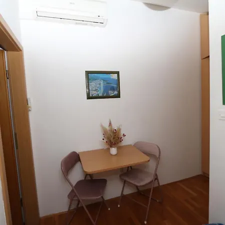 Near Main Beach Apartment
